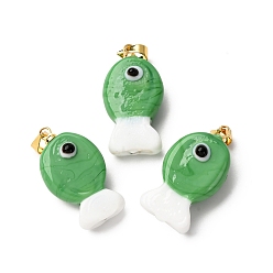 Светло-зеленый Подвески лэмпворк ручной работы, рыбы прелести, с реечной накладкой из латуни с золотистым напылением, долговечный, светло-зеленый, 23~23.5x12~13x8~10 мм, отверстие : 4.4x3.8 мм