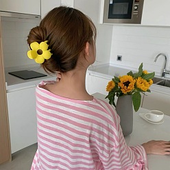 Matte chubby flower hair clip - yellow Pince à cheveux colorée à fleurs mates, couleur bonbon, épingle à cheveux de bain pour femmes