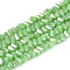 Светло-зеленый Гальванические непрозрачные стеклянные бусины, треугольные, с покрытием AB цвета, граненые, светло-зеленый, 3~3.5x4~4.5x4~4.5 мм, отверстие : 0.8 мм, около 121~131 шт / нитка, 14.37~15.35 дюйм (36.5~39 см)