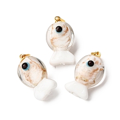 Белый Подвески лэмпворк ручной работы, рыбы прелести, с реечной накладкой из латуни с золотистым напылением, долговечный, белые, 23~23.5x12~13x8~10 мм, отверстие : 4.4x3.8 мм