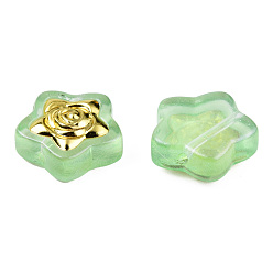 Vert Clair Perles de verre peintes par pulvérisation transparent, avec de la poudre scintillante et des apprêts en laiton plaqué or, étoile avec des fleurs, vert clair, 14x14.5x5.5mm, Trou: 1mm