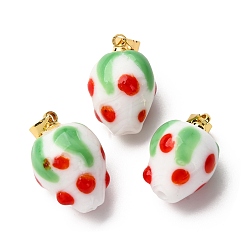 Белый Подвески лэмпворк ручной работы, клубника, с реечной накладкой из латуни с золотистым напылением, долговечный, белые, 17.5~19.5x12~13 мм, отверстие : 4.5x3.5 мм