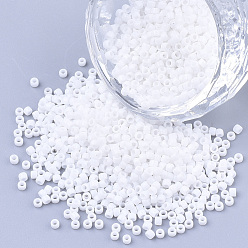 Blanco Cuentas de semillas de cilindro de pintura para hornear, tamaño uniforme, blanco, 1.5~2x1~2 mm, agujero: 0.8 mm, sobre 4000 unidades / bolsa, sobre 50 g / bolsa