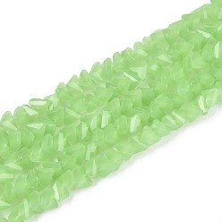 Светло-зеленый Стеклянные бусины, имитация нефрита , треугольные, граненые, светло-зеленый, 3~3.5x4~4.5x4~4.5 мм, отверстие : 0.8 мм, около 121~131 шт / нитка, 14.37~15.35 дюйм (36.5~39 см)