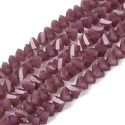 Бледно-фиолетовый Красный Непрозрачное стекло бисер нитей, треугольные, граненые, бледно-фиолетовый красный, 2~2.5x3.5~4x3.5~4 мм, отверстие : 0.8~0.9 мм, около 126~132 шт / нитка, 13.78~14.96'' (35~38 см)