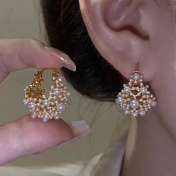 Кремово-белый Женские серьги-кольца в форме корзинки из латуни, искусственного жемчуга и синтетической бирюзы в форме цветка., золотые, кремово-белые, 25 мм