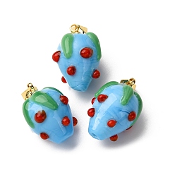 Светло-Голубой Подвески лэмпворк ручной работы, клубника, с реечной накладкой из латуни с золотистым напылением, долговечный, Небесно-голубой, 17.5~19.5x12~13 мм, отверстие : 4.5x3.5 мм