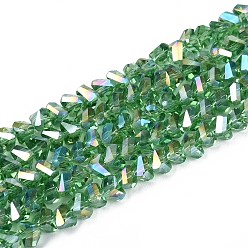 Морско-зеленый Гальванизируйте прозрачное стекло бисер нитей, треугольные, с покрытием AB цвета, граненые, цвета морской волны, 3~3.5x4~4.5x4~4.5 мм, отверстие : 0.8 мм, около 121~131 шт / нитка, 14.37~15.35 дюйм (36.5~39 см)