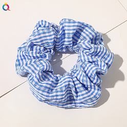 B193 Dashed Stripe - Blue Милая полосатая резинка для волос – просто, , и очаровательный аксессуар для волос.