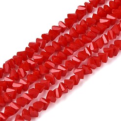 Красный Непрозрачное стекло бисер нитей, треугольные, граненые, красные, 2~2.5x3.5~4x3.5~4 мм, отверстие : 0.8~0.9 мм, около 126~132 шт / нитка, 13.78~14.96'' (35~38 см)
