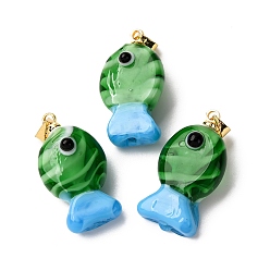 Морско-зеленый Подвески лэмпворк ручной работы, рыбы прелести, с реечной накладкой из латуни с золотистым напылением, долговечный, цвета морской волны, 23~23.5x12~13x8~10 мм, отверстие : 4.4x3.8 мм