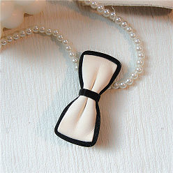 White bow Pince à cheveux rétro en cuir pu noir mat avec un design minimaliste et un fermoir à frange