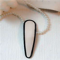 White water droplet Pince à cheveux rétro en cuir pu noir mat avec un design minimaliste et un fermoir à frange
