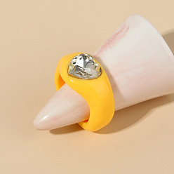 Jaune Bague en forme de cœur en acrylique à la mode avec simple incrustation de diamants - style européen et américain