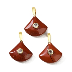 Piedra Roja Colgantes de jaspe rojo naturales, con detalles de latón dorado micro pavé de circonita cúbica transparente, dije en forma de abanico, 26~27.5x20~20.5x7.5~8 mm, agujero: 5x3 mm