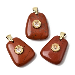 Красный Камень Природные красной яшмы подвески, Трапециевидные подвески с латунной инкрустацией из прозрачных кубических цирконий., золотые, стойки покрытие, 21.5x17~17.5x8 мм, отверстие : 3.5x4.3 мм
