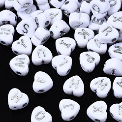 Letter Perles acryliques blanches opaques, coeur avec des lettres aléatoires argentées, lettres mixtes aléatoires, 6.5x7x4mm, Trou: 1.6mm, environ3450 pcs / 500 g