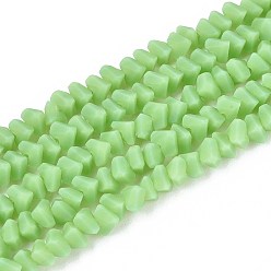 Светло-зеленый Матовые непрозрачные стеклянные бусы пряди, треугольные, граненые, светло-зеленый, 3~3.5x4~4.5x4~4.5 мм, отверстие : 0.8 мм, около 121~131 шт / нитка, 14.37~15.35 дюйм (36.5~39 см)