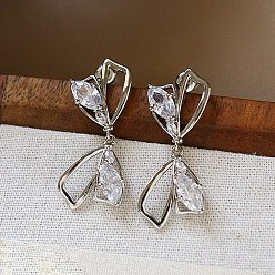 Bowknot Серьги-гвоздики из латуни с паве из кубического циркония, платина, бантом, 37x16 мм