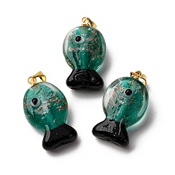 Морско-зеленый Подвески лэмпворк ручной работы, рыбы прелести, с реечной накладкой из латуни с золотистым напылением, долговечный, цвета морской волны, 23~23.5x12~13x8~10 мм, отверстие : 4.4x3.8 мм