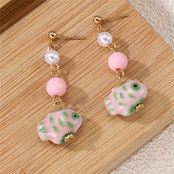 Pink Серьги-гвоздики из сплава и искусственного жемчуга с подвесками, с фарфором, рыба, золотые, розовые, 45x17 мм