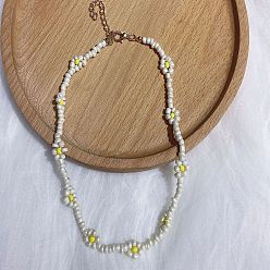 white Fashionable Glass Bead Necklace - Simple, Elegant, Versatile, Collarbone Chain for Women.