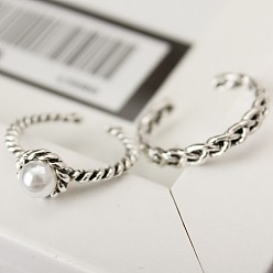 A set of two rings Винтажное серебряное плетеное кольцо с жемчужной инкрустацией и открытым дизайном для модных женских аксессуаров