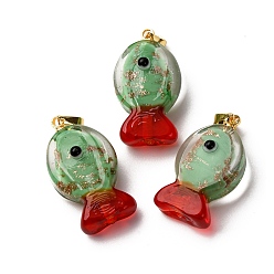 Средний Аквамарин Подвески лэмпворк ручной работы, рыбы прелести, с реечной накладкой из латуни с золотистым напылением, долговечный, средний аквамарин, 23~23.5x12~13x8~10 мм, отверстие : 4.4x3.8 мм