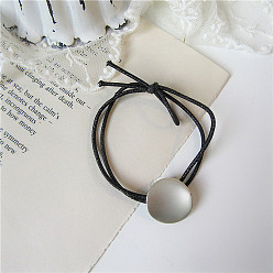Black disc Corbata de pelo de perla de círculo geométrico - diseño minimalista, elegante accesorio para el cabello para mujer.
