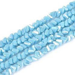 Светло-Голубой Гальванические непрозрачные стеклянные бусины, треугольные, с покрытием AB цвета, граненые, Небесно-голубой, 3~3.5x4~4.5x4~4.5 мм, отверстие : 0.8 мм, около 121~131 шт / нитка, 14.37~15.35 дюйм (36.5~39 см)