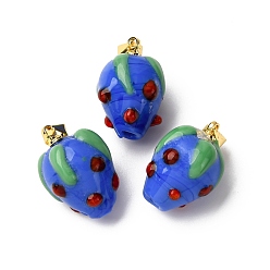 Королевский синий Подвески лэмпворк ручной работы, клубника, с реечной накладкой из латуни с золотистым напылением, долговечный, королевский синий, 17.5~19.5x12~13 мм, отверстие : 4.5x3.5 мм