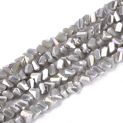 Светло-серый Гальванические непрозрачные стеклянные бусины, треугольные, с покрытием AB цвета, граненые, светло-серый, 3~3.5x4~4.5x4~4.5 мм, отверстие : 0.8 мм, около 121~131 шт / нитка, 14.37~15.35 дюйм (36.5~39 см)