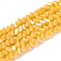 Золотистый Гальванические непрозрачные стеклянные бусины, треугольные, с покрытием AB цвета, граненые, золотые, 3~3.5x4~4.5x4~4.5 мм, отверстие : 0.8 мм, около 121~131 шт / нитка, 14.37~15.35 дюйм (36.5~39 см)