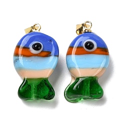 Зеленый Подвески лэмпворк ручной работы, рыбы прелести, с реечной накладкой из латуни с золотистым напылением, долговечный, зелёные, 23~23.5x12~13x8~10 мм, отверстие : 4.4x3.8 мм