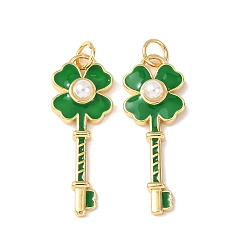 Зеленый Латунь эмаль подвески, с abs имитационными жемчужными бусинами , клевер ключ прелести, без кадмия и без свинца, стойки покрытие, долговечный, с целью перехода в кольце, зелёные, 28.5x11.5x5 мм, отверстие : 3 мм