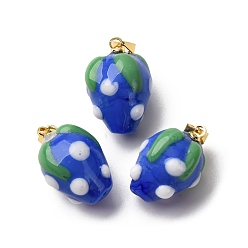 Королевский синий Подвески лэмпворк ручной работы, клубника, с реечной накладкой из латуни с золотистым напылением, долговечный, королевский синий, 17.5~19.5x12~13 мм, отверстие : 4.5x3.5 мм