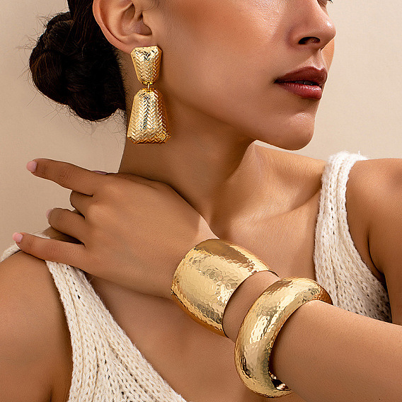 Комплекты из браслетов-манжет и серег-гвоздиков из сплава с грубой текстурой, трапециевидные