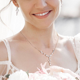 Комплект из ожерелья и серег-гвоздиков с прозрачным кубическим цирконием в форме листа из латуни