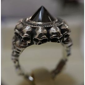 Anillo de dedo grueso con cono de diamantes de imitación, anillo gótico de calavera de aleación para mujer