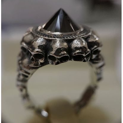 Anillo de dedo grueso con cono de diamantes de imitación, anillo gótico de calavera de aleación para mujer