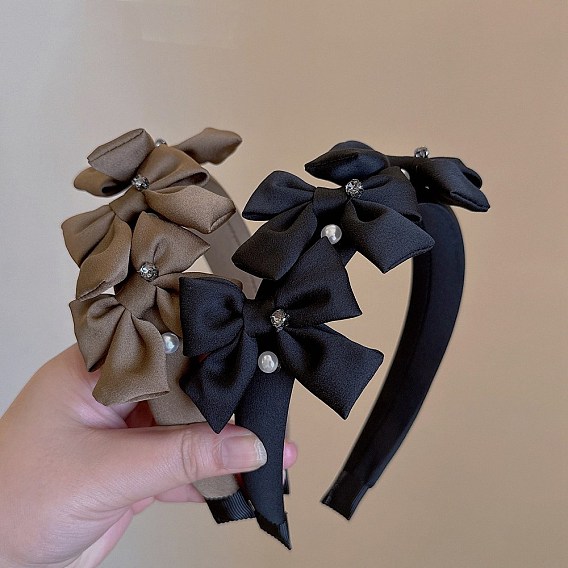 Повязка на голову из шелковой ткани, страз и пластикового жемчуга, бантом