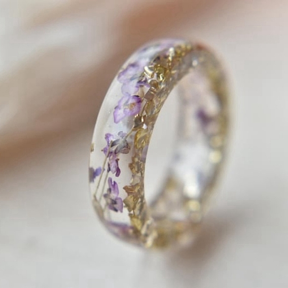 Flor seca dentro de anillos de resina para mujer