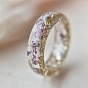 Flor seca dentro de anillos de resina para mujer