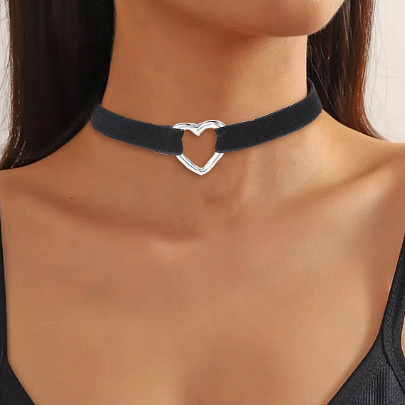 Ожерелья-чокеры из черного бархата/искусственной замши с литой подвеской