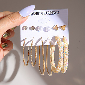 Шикарный комплект женских серег с геометрическими сердечками - металл, элитные и смелые украшения для холодного ветра