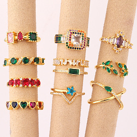Изумрудно-зеленое кольцо с цирконием в винтажном стиле с разноцветными камнями - элегантное украшение для рук