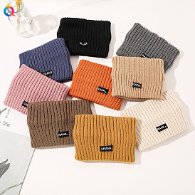 Bandeau en tricot avec étiquette lettre tendance pour plus de chaleur et de style en extérieur.