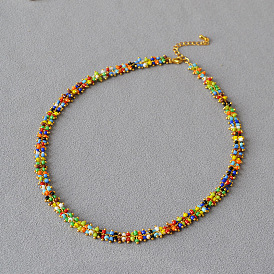 Collier fait main en perles colorées de style boho - art indépendant printemps/été.