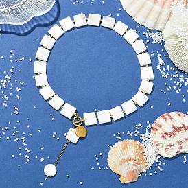 Регулируемые колье-лариата из белых жемчужных бусин с квадратными бусинами и застежками из нержавеющей стали.