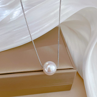Minimalist Gold Necklace with Pearl Pendant - Elegant and Stylish Accessory.